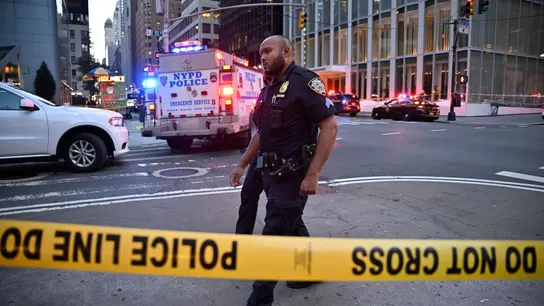 Agentes de policía de la ciudad de Nueva York responden a un incidente con un tirador activo en el centro de la ciudad este lunes, en Nueva York (EE. UU.). Agentes de policía de la ciudad de Nueva York responden a un incidente con un tirador activo en el centro de la ciudad este lunes, en Nueva York (EE. UU.).