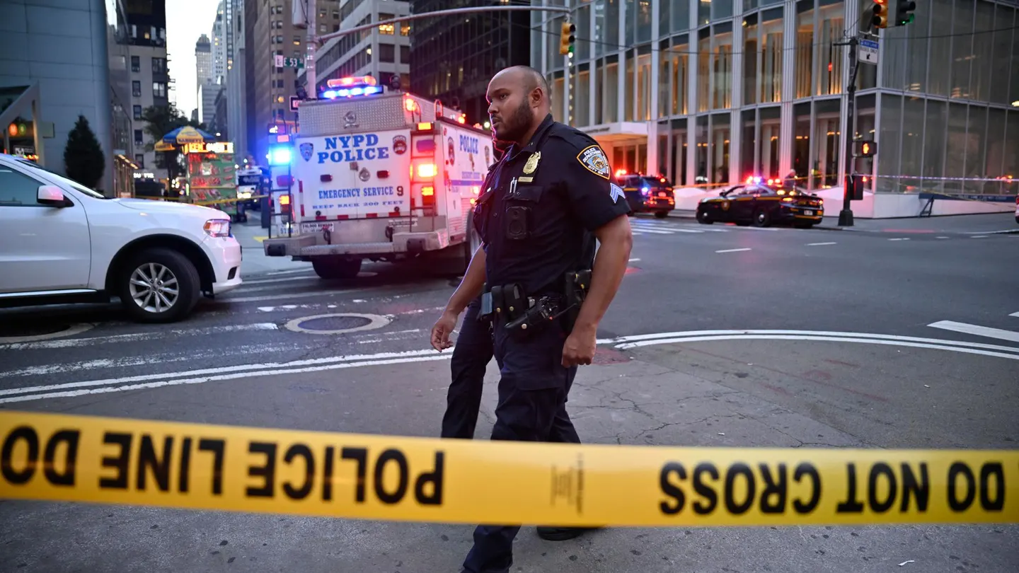 Agentes de policía de la ciudad de Nueva York responden a un incidente con un tirador activo en el centro de la ciudad este lunes, en Nueva York (EE. UU.). Agentes de policía de la ciudad de Nueva York responden a un incidente con un tirador activo en el centro de la ciudad este lunes, en Nueva York (EE. UU.).