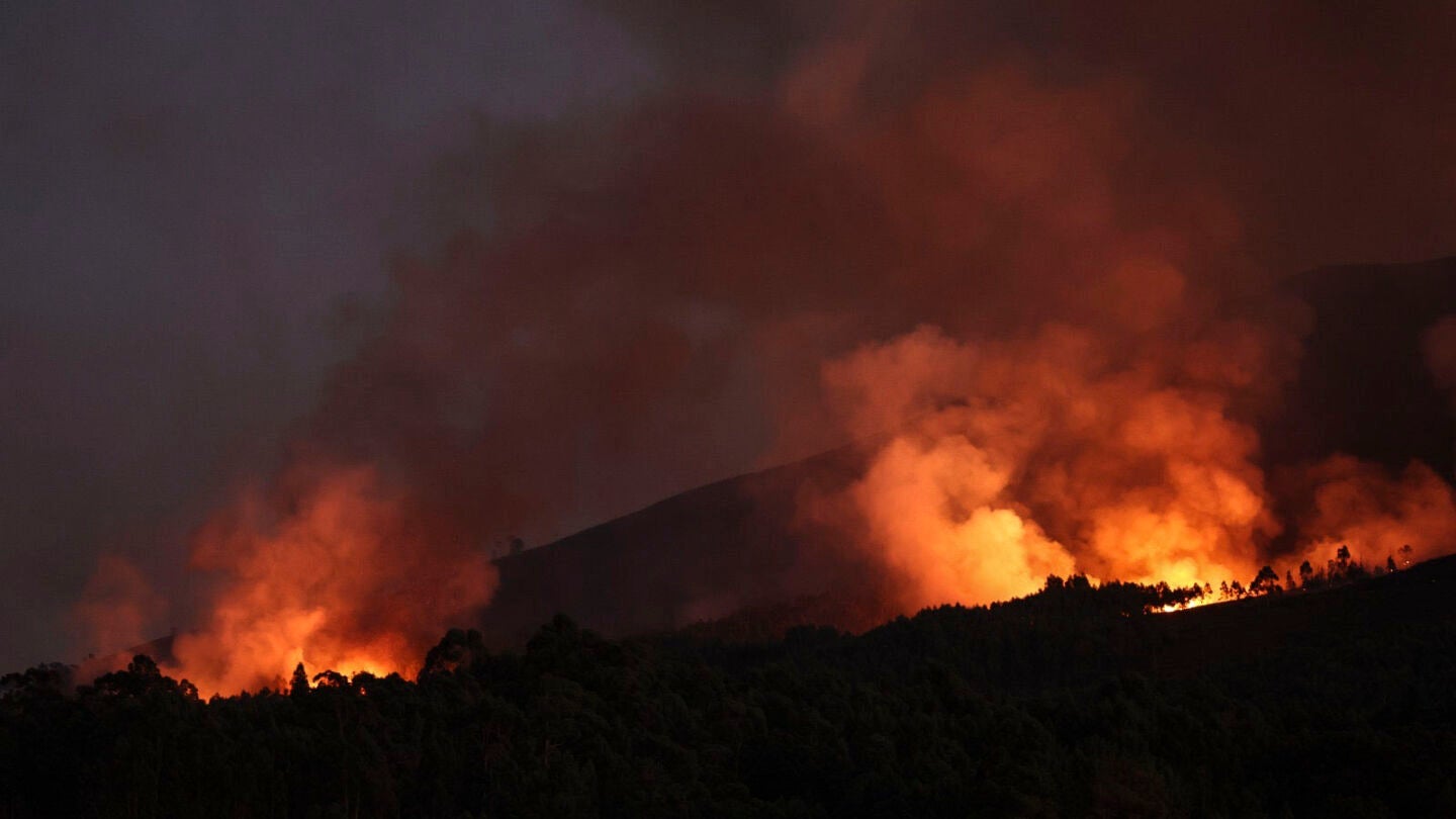 Vista del incendio en Portugal, próximo a la frontera con Salvaterra de Miño