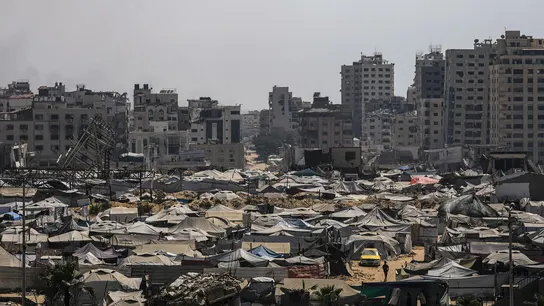 Vista de las tiendas de los palestinos desplazados internamente, que huyeron del este de la ciudad de Gaza Vista de las tiendas de los palestinos desplazados internamente, que huyeron del este de la ciudad de Gaza