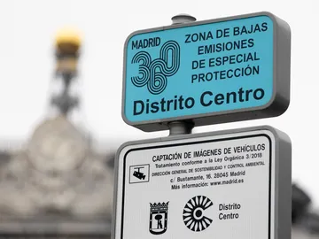Una señalización de Zona de Bajas Emisiones de especial protección en el Distrito Centro Una señalización de Zona de Bajas Emisiones de especial protección en el Distrito Centro