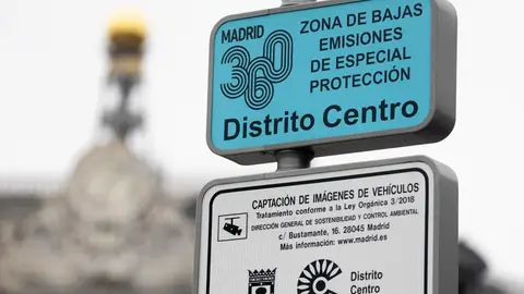 Una señalización de Zona de Bajas Emisiones de especial protección en el Distrito Centro Una señalización de Zona de Bajas Emisiones de especial protección en el Distrito Centro