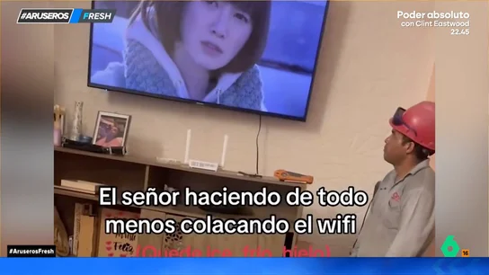 El técnico del wifi se queda viendo la telenovela en el domicilio de su clienta en vez de arreglar la conexión El técnico del wifi se queda viendo la telenovela en el domicilio de su clienta en vez de arreglar la conexión