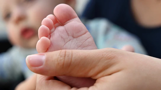 Una madre, con un bebé en brazos Una madre, con un bebé en brazos
