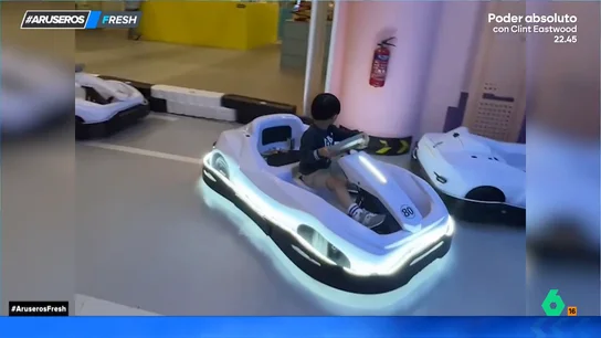 La increíble destreza de este niño para aparcar en paralelo un coche de juguete: "¿Cuántos de vosotros haría esa maniobra correctamente?" La increíble destreza de este niño para aparcar en paralelo un coche de juguete: "¿Cuántos de vosotros haría esa maniobra correctamente?"