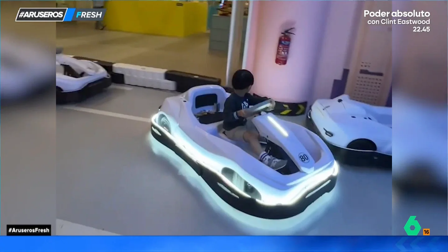 La increíble destreza de este niño para aparcar en paralelo un coche de juguete: "¿Cuántos de vosotros haría esa maniobra correctamente?" La increíble destreza de este niño para aparcar en paralelo un coche de juguete: "¿Cuántos de vosotros haría esa maniobra correctamente?"