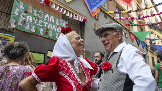 Comienzan las fiestas de San Cayetano en Madrid con especial foco en la Calle del Oso. Una chulapa y un chulapo 'pichi' posan en la Calle del Oso durante las fiestas de San Cayetano, en Madrid.