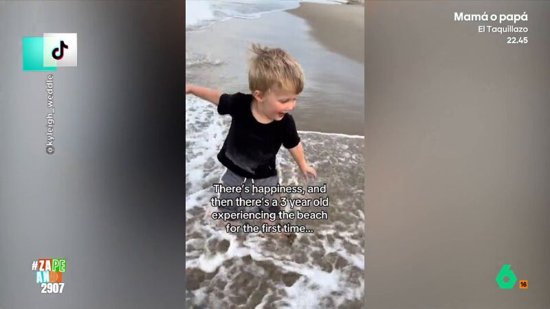 Esta es la tierna reacción de un niño que va a la playa por primera vez