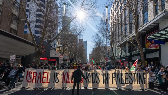 Manifestación en Australia para pedir el fin de la ofensiva de Israel en Gaza. Al frente, una pancarta donde se puede leer 'Israel está matando niños en Palestina' Manifestación en Australia para pedir el fin de la ofensiva de Israel en Gaza. Al frente, una pancarta donde se puede leer 'Israel está matando niños en Palestina'