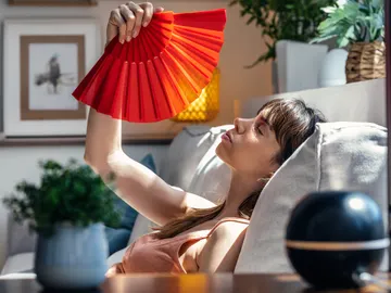 Mujer abanicándose Mujer abanicándose