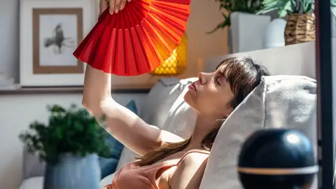 Mujer abanicándose Mujer abanicándose