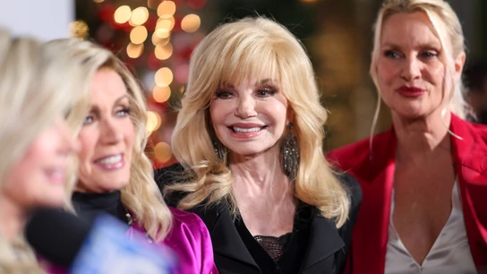 Loni Anderson, en el centro de la imagen junto a las estrellas de 'It's A Wonderful Lifetime' Loni Anderson, en el centro de la imagen junto a las estrellas de 'It's A Wonderful Lifetime'