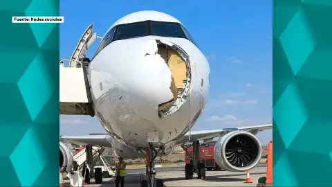 Uno de los pasajeros del avión que cochó contra un pájaro: "Nos ardían los ojos y la nariz. La gente de atrás estaba desesperada" Uno de los pasajeros del avión que cochó contra un pájaro: "Nos ardían los ojos y la nariz. La gente de atrás estaba desesperada"