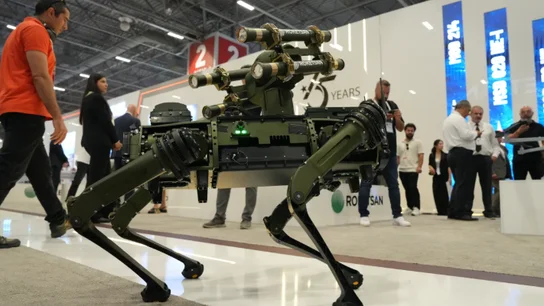 El perro robot KOZ, desarrollado por Roketsan Corporation, puede realizar misiones de ataque y reconocimiento. El perro robot KOZ, desarrollado por Roketsan Corporation, puede realizar misiones de ataque y reconocimiento.