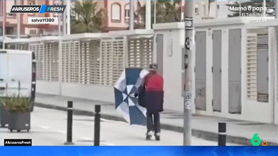 La ingeniosa idea de una mujer para desplazarse por Tarifa: la Mary Poppins española La ingeniosa idea de una mujer para desplazarse por Tarifa: la Mary Poppins española