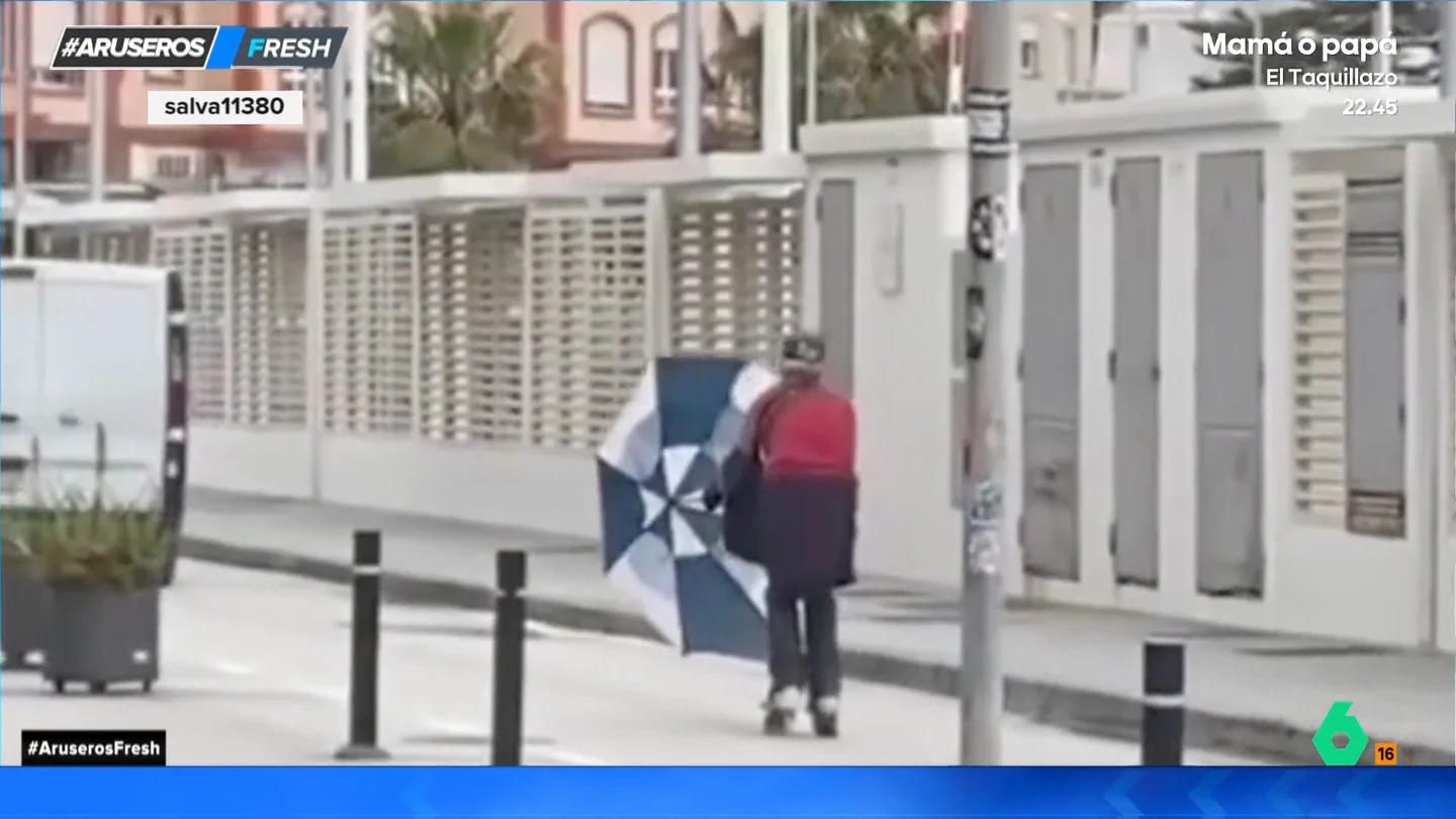 La ingeniosa idea de una mujer para desplazarse por Tarifa: la Mary Poppins española La ingeniosa idea de una mujer para desplazarse por Tarifa: la Mary Poppins española