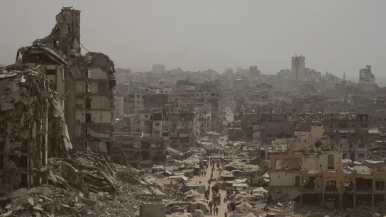 Vista de personas caminando por una calle flanqueada por edificios devastados por los bombardeos israelíes en Gaza, a 29 de julio de 2025 Vista de personas caminando por una calle flanqueada por edificios devastados por los bombardeos israelíes en Gaza, a 29 de julio de 2025