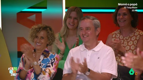 La familia de Miki Nadal, entre el público de Zapeando: "Si te duermes, que no se te vea, por favor" El presentador de Zapeando anuncia que su hermano, su cuñada y su sobrina están entre el público del programa. María Gómez señala el parecido entre ambos.