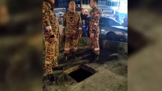 Los bomberos de la región malasia de Sarawak, en el lugar de los hechos. Los bomberos de la región malasia de Sarawak, en el lugar de los hechos.