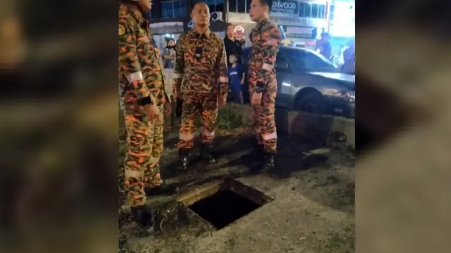 Los bomberos de la región malasia de Sarawak, en el lugar de los hechos. Los bomberos de la región malasia de Sarawak, en el lugar de los hechos.
