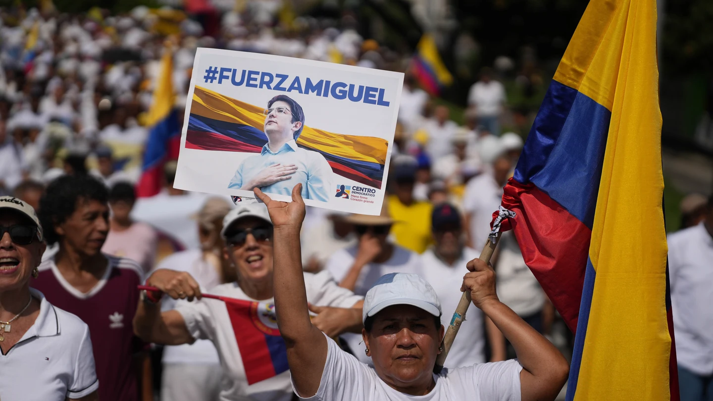 Una manifestación en apoyo a Miguel Uribe después de recibir varios disparos Una manifestación en apoyo a Miguel Uribe después de recibir varios disparos