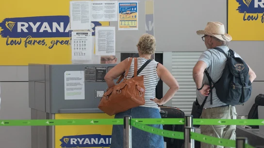 Varios pasajeros en la facturación de Ryanair en el aeropuerto de Palma de Mallorca Varios pasajeros en la facturación de Ryanair en el aeropuerto de Palma de Mallorca