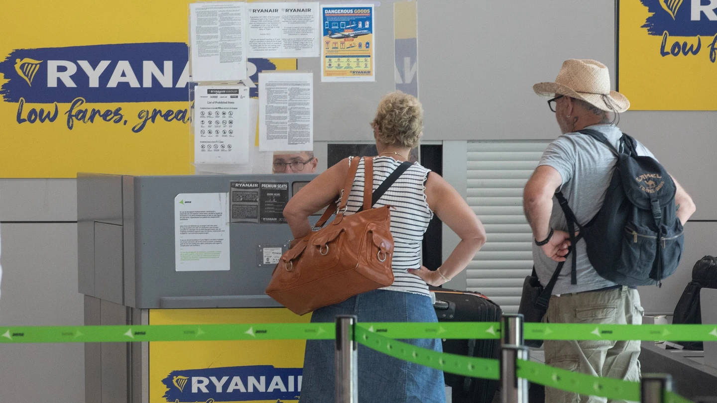 Varios pasajeros en la facturación de Ryanair en el aeropuerto de Palma de Mallorca Varios pasajeros en la facturación de Ryanair en el aeropuerto de Palma de Mallorca