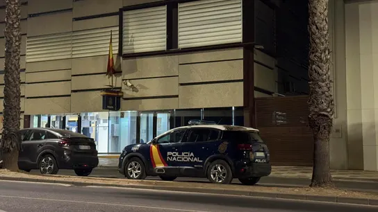 Dotaciones policiales frente a la comisaría de Don Benito (Badajoz). Dotaciones policiales frente a la comisaría de Don Benito (Badajoz).