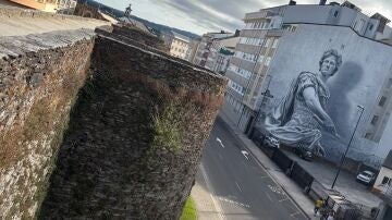 Muralla romana de Lugo junto al mural de Julio Cesar