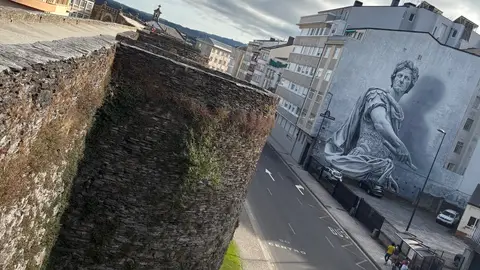 Muralla romana de Lugo junto al mural de Julio Cesar Muralla romana de Lugo junto al mural de Julio Cesar