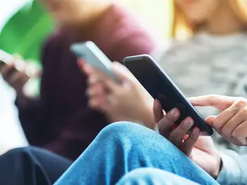 Adolescentes con el móvil Adolescentes con el móvil