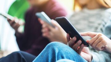 Adolescentes con el móvil