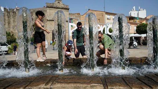 Una familia se refresca en una fuente en Plasencia, este martes Una familia se refresca en una fuente en Plasencia, este martes