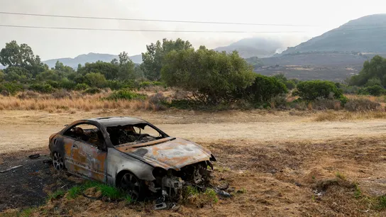 Un coche calcinado por el fuego en Tarifa. Un coche calcinado por el fuego en Tarifa.