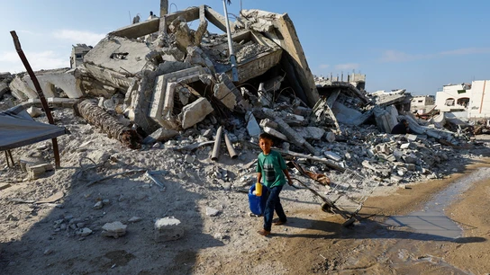 Un niño palestino camina entre escombros transportando agua en Ciudad de Gaza, a 6 de agosto de 2025 Un niño palestino camina entre escombros transportando agua en Ciudad de Gaza, a 6 de agosto de 2025