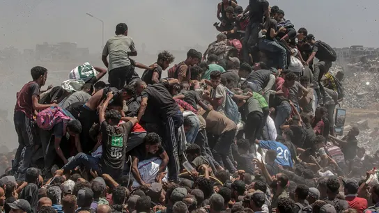 Palestinos intentan conseguir sacos de harina de un camión de ayuda cerca de un punto de distribución de alimentos en Zikim, al norte de Gaza, el pasado domingo Palestinos intentan conseguir sacos de harina de un camión de ayuda cerca de un punto de distribución de alimentos en Zikim, al norte de Gaza, el pasado domingo