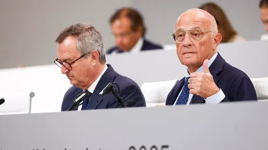 El presidente del Banco Sabadell, Josep Oliu (d), junto al consejero delegado, César González-Bueno (i), durante la Junta General Extraordinaria de Accionistas de la entidad. El presidente del Banco Sabadell, Josep Oliu (d), junto al consejero delegado, César González-Bueno (i), durante la Junta General Extraordinaria de Accionistas de la entidad.