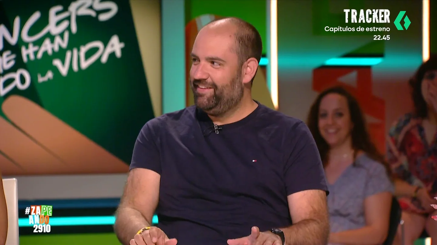 Daniel Fez comparte el 'tutorial' definitivo para triunfar en la vida: "No hace falta nada..." El cómico muestra un curioso vídeo en el que un chico explica como ha conseguido poder tener un reloj que vale 21.000 dólares. Descúbrelo en el vídeo principal.