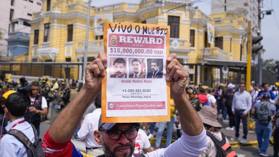Un hombre en una manifestación contra Maduro con el cartel de la recompensa que ofrecía Estados Unidos en enero de 2025 La recompensa por información que ayude a la detención de Nicolás Maduro por narcotráfico ha ido creciendo según avanza el tiempo.