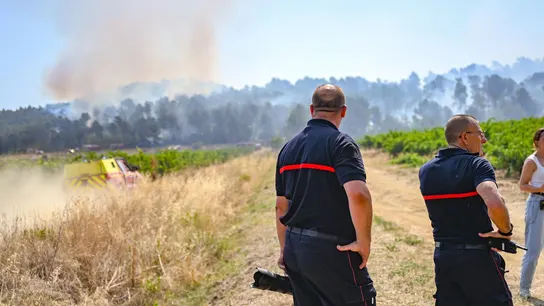 La extinción del megaincendio del sur de Francia, ya controlado, llevará aún "varios días" La extinción del megaincendio del sur de Francia, ya controlado, llevará aún "varios días"