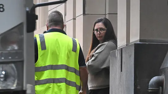 Erin Patterson, la australiana hallada culpable por el asesinato de tres familiares y el intento de asesinato de otro al envenenarlos con setas. Erin Patterson, la australiana hallada culpable por el asesinato de tres familiares y el intento de asesinato de otro al envenenarlos con setas.