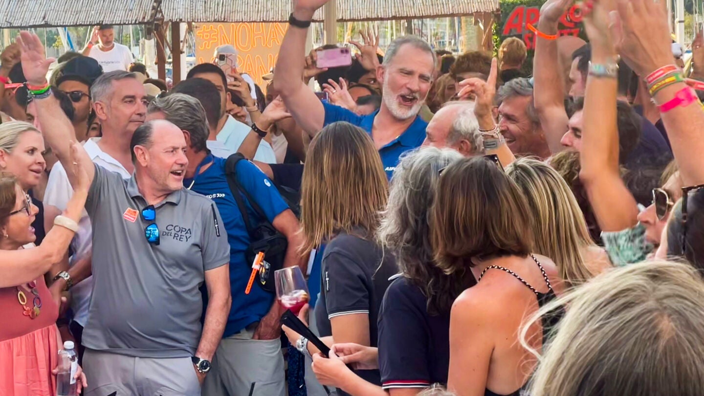 El rey Felipe VI, en el concierto de Jaume Anglada durante la Copa del Rey de Vela en Palma de Mallorca