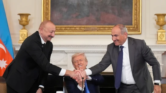 El primer ministro de Armenia, Nikol Pashinián, y el presidente de Azerbaiyán, Ilham Aliyev, se dan la mano junto a Donald Trump El primer ministro de Armenia, Nikol Pashinián, y el presidente de Azerbaiyán, Ilham Aliyev, se dan la mano junto a Donald Trump