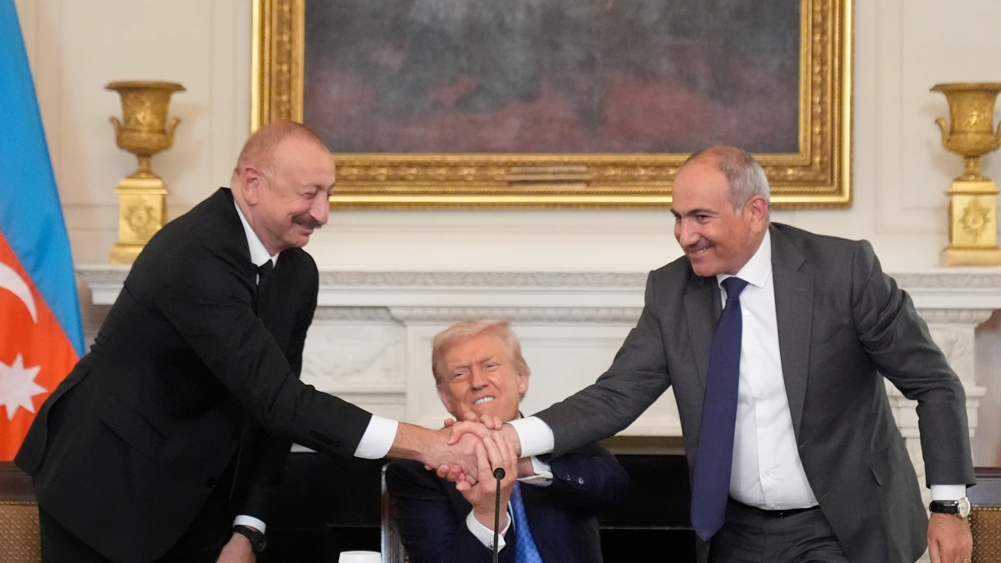 El primer ministro de Armenia, Nikol Pashinián, y el presidente de Azerbaiyán, Ilham Aliyev, se dan la mano junto a Donald Trump El primer ministro de Armenia, Nikol Pashinián, y el presidente de Azerbaiyán, Ilham Aliyev, se dan la mano junto a Donald Trump