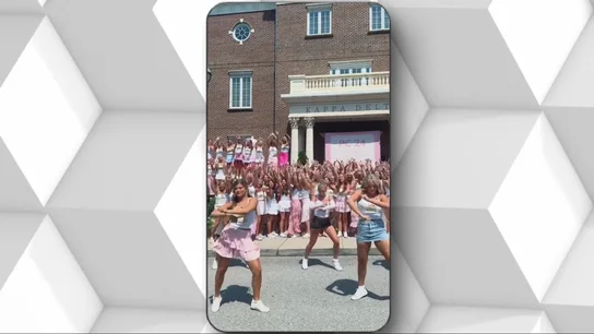 Entre uniformes, peinados perfectos y coreografías: arranca la 'Bama Rush', la gincana para entrar en las fraternidades de la Universidad de Alabama. Entre uniformes, peinados perfectos y coreografías: arranca la 'Bama Rush', la gincana para entrar en las fraternidades de la Universidad de Alabama.
