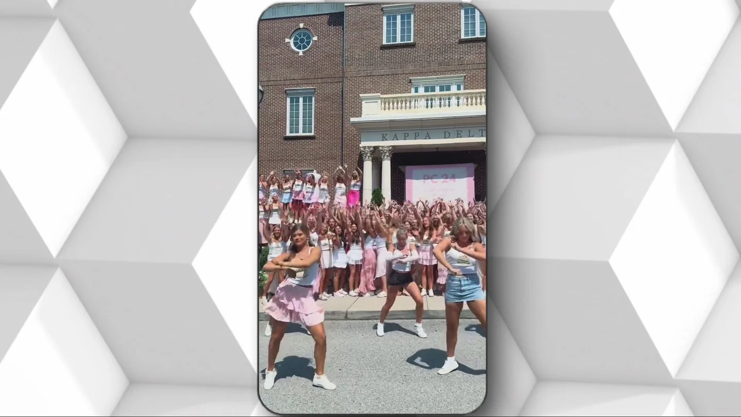 Entre uniformes, peinados perfectos y coreografías: arranca la 'Bama Rush', la gincana para entrar en las fraternidades de la Universidad de Alabama. Entre uniformes, peinados perfectos y coreografías: arranca la 'Bama Rush', la gincana para entrar en las fraternidades de la Universidad de Alabama.