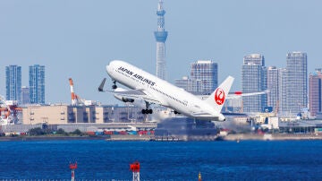 Avión despegando del aeropuerto de Haneda en Tokio