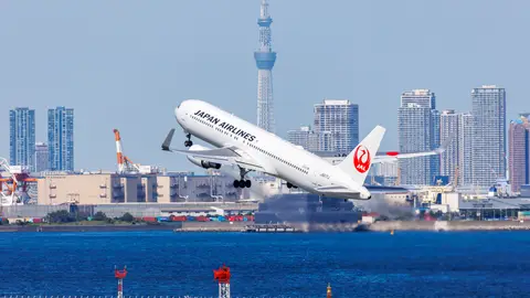 Avión despegando del aeropuerto de Haneda en Tokio Avión despegando del aeropuerto de Haneda en Tokio