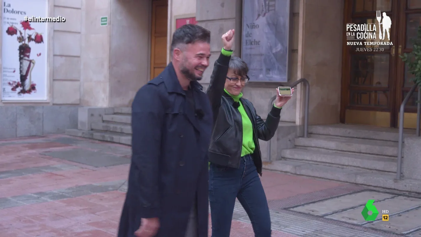 Así baila Gabriel Rufián 'Quédate' de Quevedo con "copa" incluida: "Thais, esto se baila así" Así baila Gabriel Rufián 'Quédate' de Quevedo con "copa" incluida: "Thais, esto se baila así"