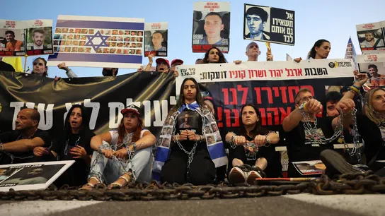 Familiares de los rehenes israelíes retenidos por Hamás en Gaza protestan frente a la oficina del Primer Ministro israelí durante una reunión del Gabinete de Seguridad, para exigir la liberación inmediata de los rehenes y el fin de la guerra. Familiares de los rehenes israelíes retenidos por Hamás en Gaza protestan frente a la oficina del Primer Ministro israelí durante una reunión del Gabinete de Seguridad, para exigir la liberación inmediata de los rehenes y el fin de la guerra.